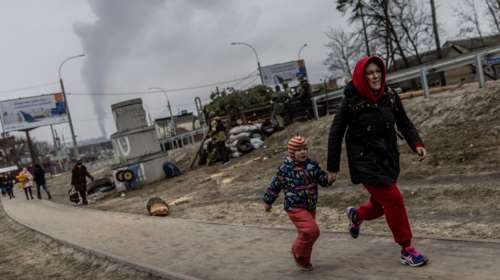 Πόλεμος στην Ουκρανία: Εικόνες πανικού στο Ιρπίν - Ισχυρές εκρήξεις δίπλα σε αμάχους - Ο κόσμος τρέχει προς το Κίεβο [Εικόνες - Βίντεο]