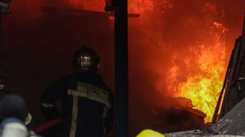 Μεγάλη φωτιά σε κατάστημα με χρώματα στον Πειραιά - Στο ισόγειο επταώροφης πολυκατοικίας [βίντεο]