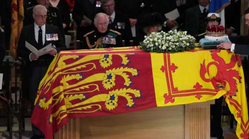 Λαϊκό προσκύνημα για τη σορό της Ελισάβετ στον καθεδρικό του St Giles - Τη συνόδευσαν ο Κάρολος και τα αδέλφια του