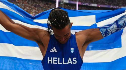 Ανατριχιαστικός Καραλής: &quot;Ο ρατσισμός και η κατάθλιψη με έκαναν αυτό που είμαι&quot; -  Λύγισε με την ελληνική σημαία στους ώμους [εικόνες]