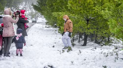 Καταιγίδες και χιονοπτώσεις με θυελλώδεις ανέμους έως και την Τρίτη - Νέο έκτακτο δελτίο της ΕΜΥ