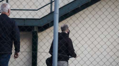 Δολοφονική επίθεση στα Καλύβια: Ανδρας νεκρός στο πάρκινγκ του Κέντρου Υγείας