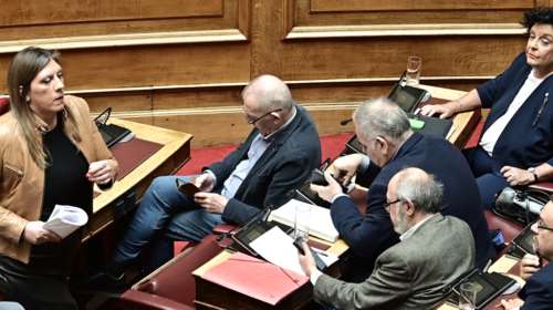 "Η Κανέλλη έκανε καριέρα στη χούντα", δήλωσε η Ζωή Κωνσταντοπούλου στη Βουλή- "Ημουν 13 ετών το 1967", της απάντησε η βουλευτής