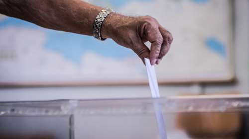 Δημοσκόπηση Opinion Poll: Μπροστά με 23,1 μονάδες η ΝΔ, σταθερά δεύτερο το ΠΑΣΟΚ - Κατά του γάμου των ομόφυλων το 53,3%