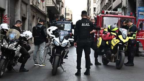 Συναγερμός στο κέντρο της Αθήνας: Εκρηκτική ύλη και όπλο σε ΙΧ που επέβαινε ζευγάρι - Κλειστή η οδός Σωκράτους [εικόνες-βίντεο]