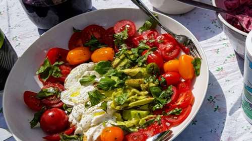 Τέλειο πιάτο με άρωμα καλοκαιριού - Δροσερό, με ντοματίνια και βελούδινη τυρένια σως