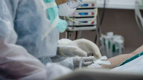 Κορονοϊός - Μεγαλώνει η &quot;μαύρη&quot; λίστα: 38 νεκροί σε λίγες ώρες - Ανάμεσά τους δύο 45χρονοι