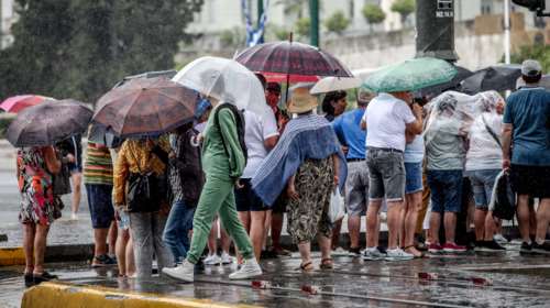Επέλαση της κακοκαιρίας: Μπόρα και κεραυνοί στην Αττική - Kόλαση οι δρόμοι - Live η εξέλιξη του καιρού