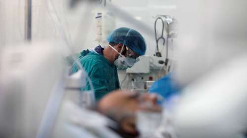 Κορονοϊός: Σημάδια ασφυξίας στα νοσοκομεία - 61% πληρότητα στις ΜΕΘ Covid - Ανησυχία για την Κρήτη