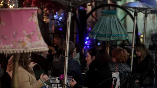 &quot;Κλείδωσαν&quot; τα νέα μέτρα: Επιστρέφουν οι σχολικές εκδρομές και οι όρθιοι στα μπαρ - Αυξάνεται η χωρητικότητα στα γήπεδα