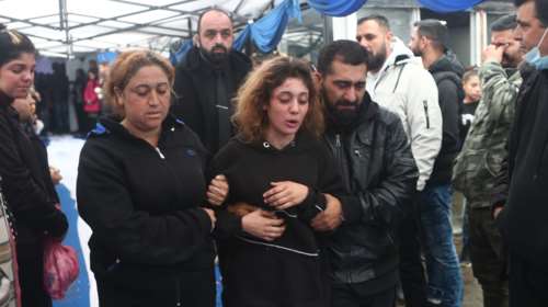 Θρήνος, κλάματα και τραγούδια στην κηδεία του 16χρονου Ρομά Κώστα Φραγκούλη - Σπάραξε η γυναίκα του [εικόνες - βίντεο]