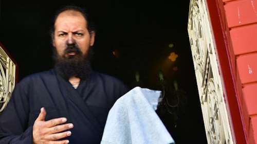 Ναύπλιο: Ιερέας άφησε την Θεία Λειτουργία για να σβήσει πυρκαγιά!