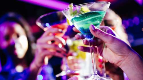 Λάρισα: Στο νοσοκομείο 17χρονη που μέθυσε σε μπαρ - Συνελήφθη η μητέρα φίλης της, που τους κέρασε ποτά