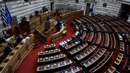 Κυβερνητικό στέλεχος κλείστηκε στο ξενοδοχείο με πισίνα για να μην τον δουν στην παραλία, ενώ καιγόταν η Αττική