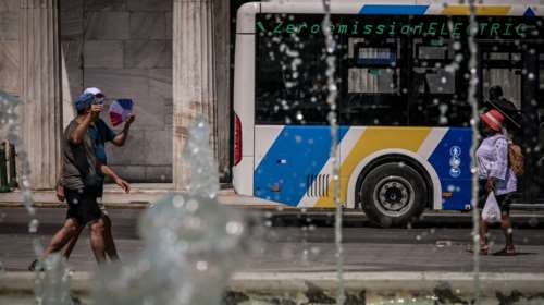 Ο καύσωνας συνεχίζει να &quot;λιώνει&quot; τη χώρα: 44άρια σήμερα - Ως τη Δευτέρα το ακραίο κύμα, σύμφωνα με την ΕΜΥ