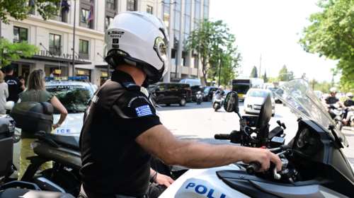 Αστυνομικός έπαιρνε "φακελάκι" μέχρι 1.500 ευρώ για να εξυπηρετήσει πρόσφυγες στις άδειες παραμονής