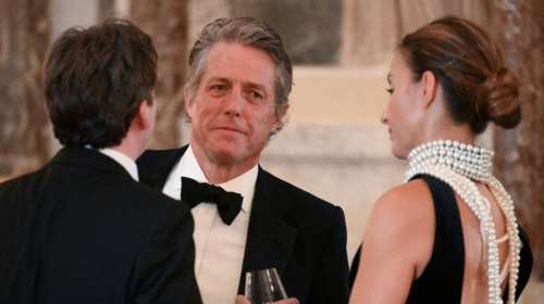 Ο Χιου Γκραντ στο royal dinner με τη σύζυγό του: Το απίθανο φόρεμα με τις πέρλες στην πλάτη της κυρίας Γκραντ