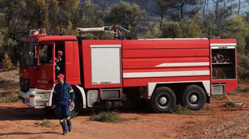 Συναγερμός στο Βόλος για φωτιά σε εργοστάσιο - Ήχησε το 112 λόγω πυκνού μαύρου καπνού