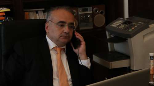 Πώς η Καθημερινή διακωμωδεί (μέχρι δακρύων) τον Δημήτρη Βερβεσό του ΔΣΑ και τις κορώνες του