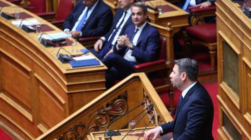 Τα Τέμπη καταδιώκουν την κυβέρνηση: Σύγκρουση Μητσοτάκη - Ανδρουλάκη στη Βουλή με αφορμή τους αγρότες