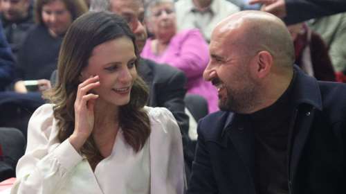 Η Αχτσιόγλου δημοσίευσε την πρώτη φωτό του νεογέννητου μωρού της - &quot;Έτοιμος να γνωρίσει τον κόσμο&quot;