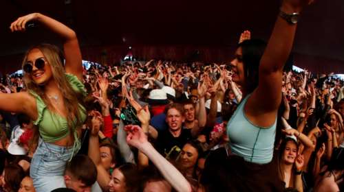 Το &quot;πείραμα&quot; του Λίβερπουλ: 5.000 άνθρωποι πέταξαν τις μάσκες στο όνομα της επιστήμης και της μουσικής [Εικόνες]