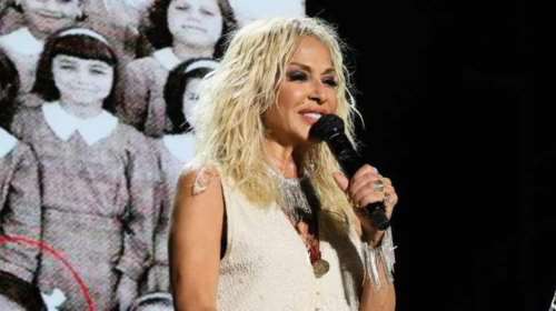 &quot;Τρέχουμε παιδιά, γρήγορα&quot;- Η Άννα Βίσση διέκοψε τη συναυλία της όταν λιποθύμησαν δύο κορίτσια: &quot;Πώς το βλέπετε το παιδί;&quot;