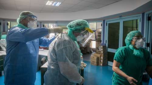 &quot;Μπλόκο&quot; στα πλαστά πιστοποιητικά υγειονομικών: Θα χρειάζονται και 2ο τεστ από άλλη δομή Υγείας