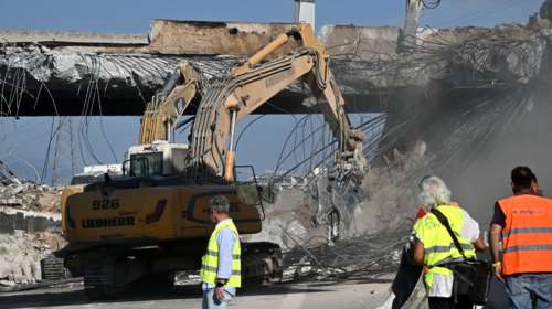 Καρέ καρέ η κατεδάφιση της γέφυρας στα Ισθμια - Μετά την έκρηξη του βυτιοφόρου [εικόνες - βίντεο]