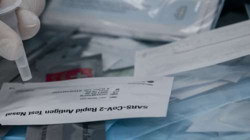 Self test: Από τη Δευτέρα σε εργαζόμενους σε τράπεζες, καταστήματα, καφετέριες, κομμωτήρια - Τι προβλέπει η ΚΥΑ