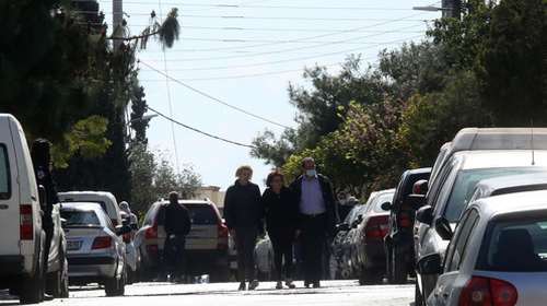 Γιώργος Καραϊβάζ: Συντετριμμένη η σύζυγός του στο σημείο της δολοφονίας του [Εικόνες]