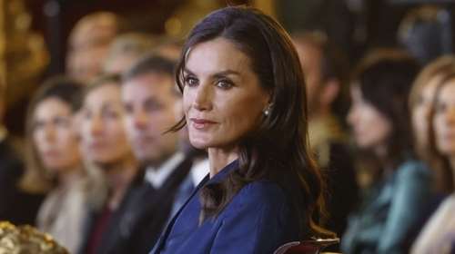 Business chic η βασίλισσα Λετίσια: Ο συνδυασμός με τουίντ σακάκι που ήταν ιδανικός για μια εμφάνιση στο γραφείο