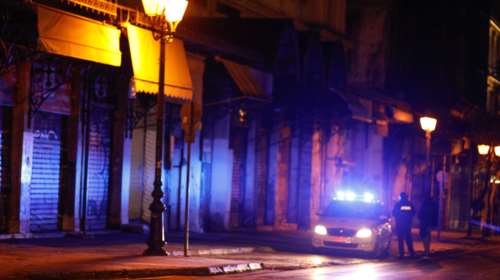 Απίστευτο: Άρπαξαν όπλο από αστυνομικό μέσα σε περιπολικό στην Ομόνοια