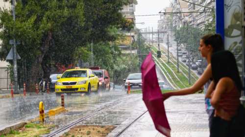 &quot;Τρελός&quot; καιρός σήμερα: Από τη μία 30άρια και από την άλλη καταιγίδες - Πού θα χρειαστεί ομπρέλα