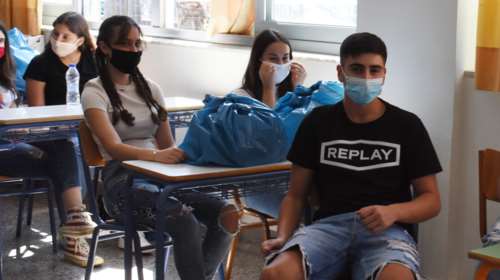 Καθηγήτρια - αρνητής μάσκας: &quot;Δεν θέλω μάσκα, θέλω μάσκαρα&quot; έλεγε και έβαζε απουσίες στους μαθητές [βίντεο]