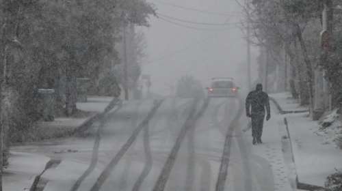 Τσουχτερό κρύο και παγετός σήμερα, χιόνισε στην Πάρνηθα - Κλειστά σχολεία και δρόμοι, πού χρειάζονται αλυσίδες