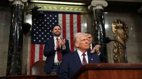 &quot;Αυτό είναι μόνο η αρχή&quot;: Θριαμβολογίες και αυτοαποθέωση Τραμπ στο Κογκρέσο - Ψέματα, διαμαρτυρίες και πλακάτ