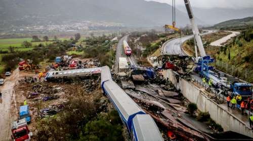 Αιχμές και ερωτήματα για τα νέα βίντεο του εμπορικού τρένου στα Τέμπη: Ελέγχονται για τη γνησιότητά τους