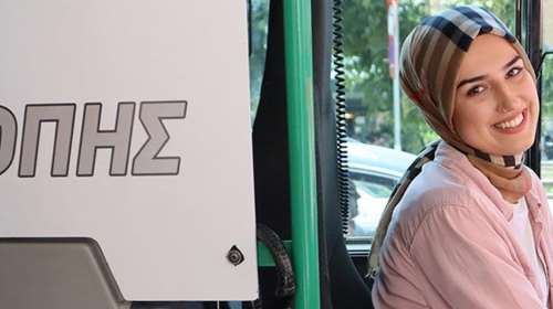 Η 22χρονη καλλονή μουσουλμάνα που οδηγεί ΚΤΕΛ στη Ροδόπη [εικόνες]