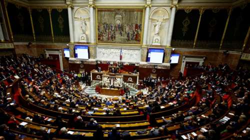 Πολιτική κρίση στη Γαλλία: Έπεσε η κυβέρνηση Μπαρνιέ - Υπερψηφίστηκε η πρόταση μομφής από Αριστερά και Λεπέν