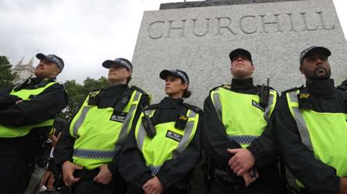 Βρετανία: Έφοδοι σε παράνομα πάρτι στους δρόμους - Συλλήψεις και κατασχέσεις όπλων