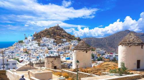 Το μαγευτικό κυκλαδονήσι που είναι διεθνής προορισμός για κορυφαία πρωταθλήματα