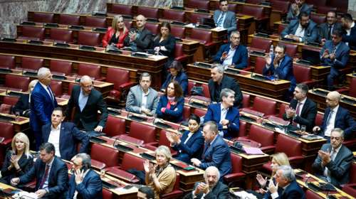 "Λευκή απεργία" των βουλευτών του ΣΥΡΙΖΑ σήμερα στη Βουλή - Μόνο 20 εμφανίστηκαν στη συζήτηση