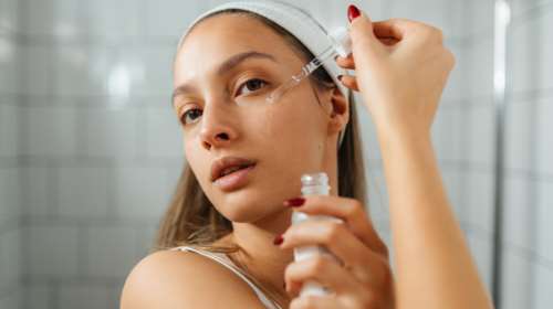 Δύο skincare συνήθειες που αν ακολουθείς από τα 30 θα έχεις πιο νεανικό δέρμα στα 60