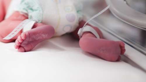 Πάτρα: Κακοποιήθηκε και το δεύτερο παιδί της οικογένειας με το νεκρό βρέφος - Τι λέει η γιαγιά