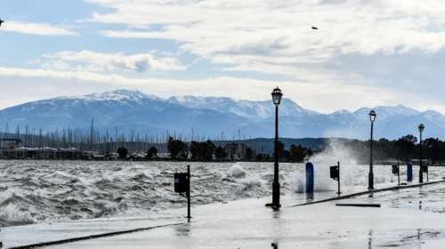 Σε ισχύ απαγορευτικό απόπλου σε πολλά λιμάνια - Σαρώνουν θυελλώδεις άνεμοι, ποια δρομολόγια δεν εκτελούνται