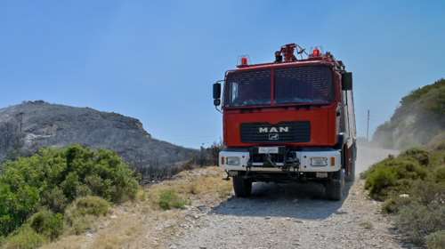 Θρίλερ στη Βουλιαγμένη: Άτομο ανασύρθηκε χωρίς τις αισθήσεις του από δύσβατο βραχώδες σημείο