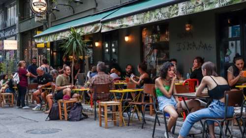 Τέλος οι όρθιοι στα μπαρ από σήμερα: Μόνο εμβολιασμένοι σε κλειστούς χώρους εστίασης - Ποια άλλα μέτρα εξετάζονται