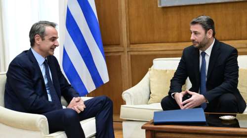 Χαμόγελα εκ δεξιών για την επιλογή Τασούλα, κυβερνητικά πυρά στο ΠΑΣΟΚ για τη μάχη του Κέντρου