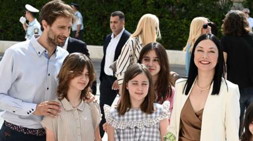 Νάντια Γιαννακοπούλου: Η σπάνια εμφάνιση με τον Μάξιμο Μουμούρη και τις κόρες τους στην ορκωμοσία της στη Βουλή